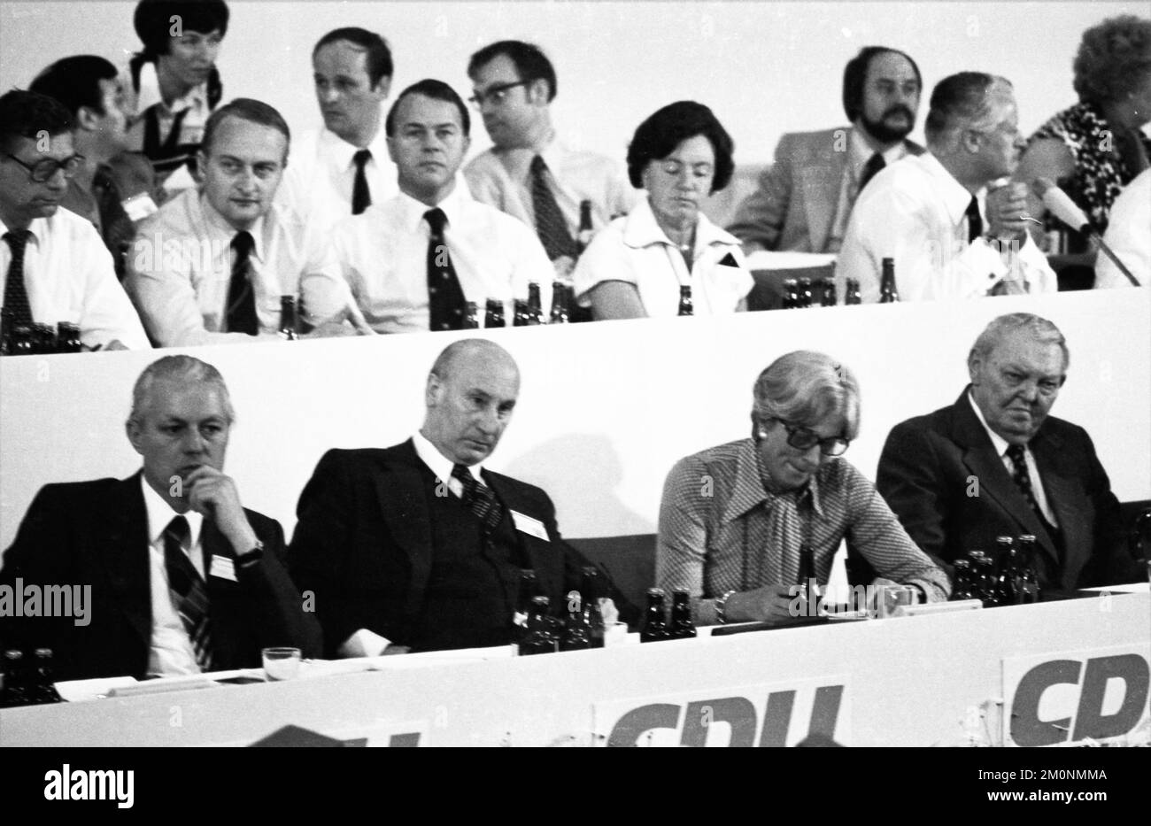 Il Congresso del Partito dell'Unione Cristiano Democratica (CDU) il 24.5.1976 ad Hannover, Gerhard Stoltenberg, Hans Katzer, N.N., Ludwig Ehrhard davanti Foto Stock