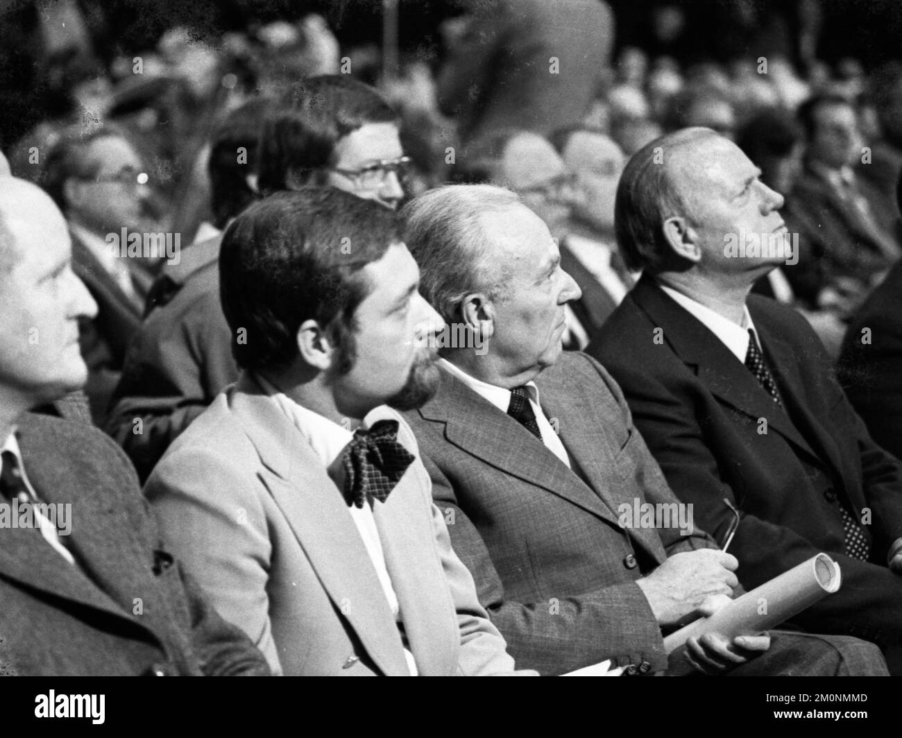 La protesta dei medici del KVWL (Kassenaerztliche Vereinigung Westfalen-Lippe) nella Westfalenhalle di Dortmund il 26 febbraio 1976 è stata dir Foto Stock