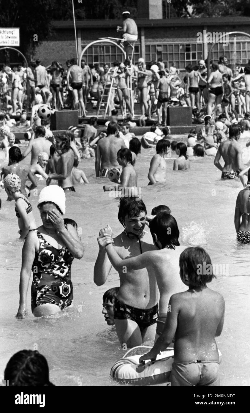 L'estate del 1976 ha portato un sacco di sole e piscine complete, come qui su 25.6.1976 a Dortmund, Germania, Europa Foto Stock