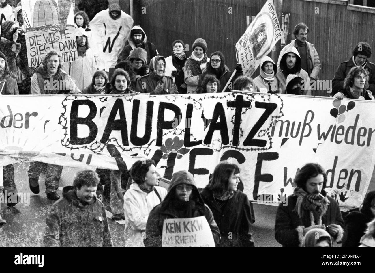 Più di 20, 000 oppositori dell'energia nucleare hanno dimostrato a Itzehoe contro una centrale nucleare a Brokdorf il 19.02.1977, Germania, Europa Foto Stock