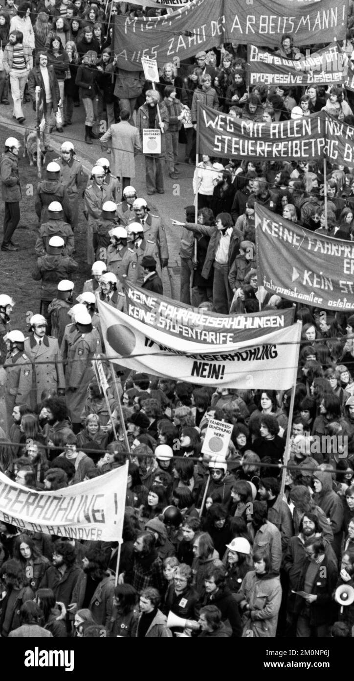 Dimostrazioni dal 1-5 aprile 1975 nel centro di Hannover, che divenne tradizionale sotto la voce Red Dot, si oppose agli aumenti tariffari per i treni e. Foto Stock