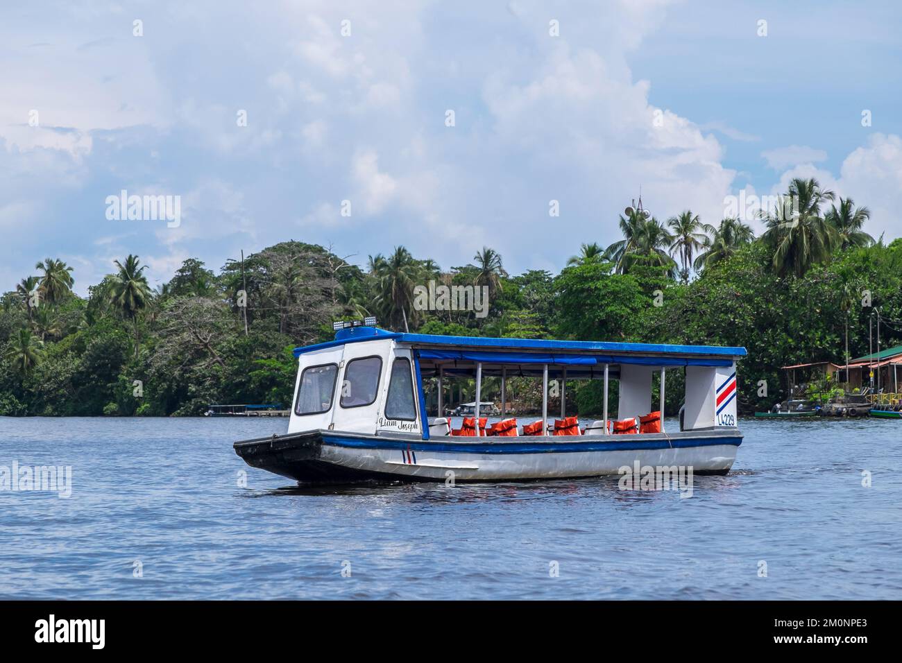 Nave passeggeri ancorata nel canale di Tortuguero, Costa Rica Foto Stock