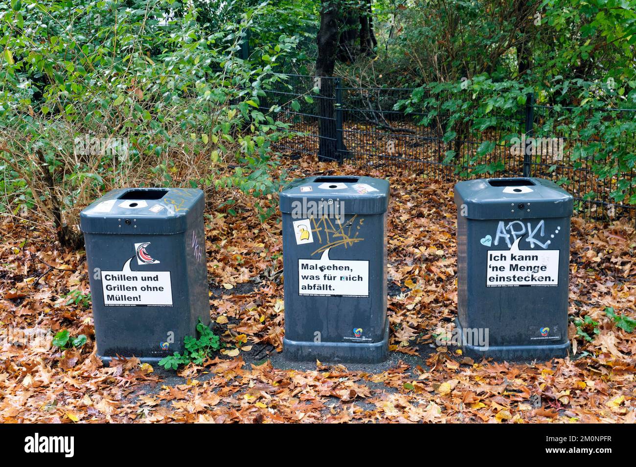 Cestini originali di carta di scarto a Altona Park, Amburgo, Land Amburgo, Germania, Europa Foto Stock