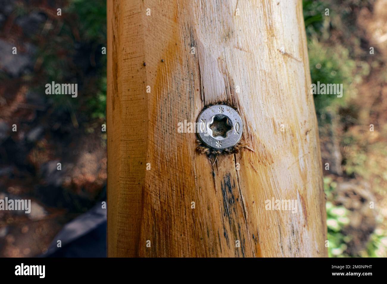 Nuova recinzione in legno closeup di acciaio inossidabile in Sicilia, Parco dell'Etna, Italia Foto Stock