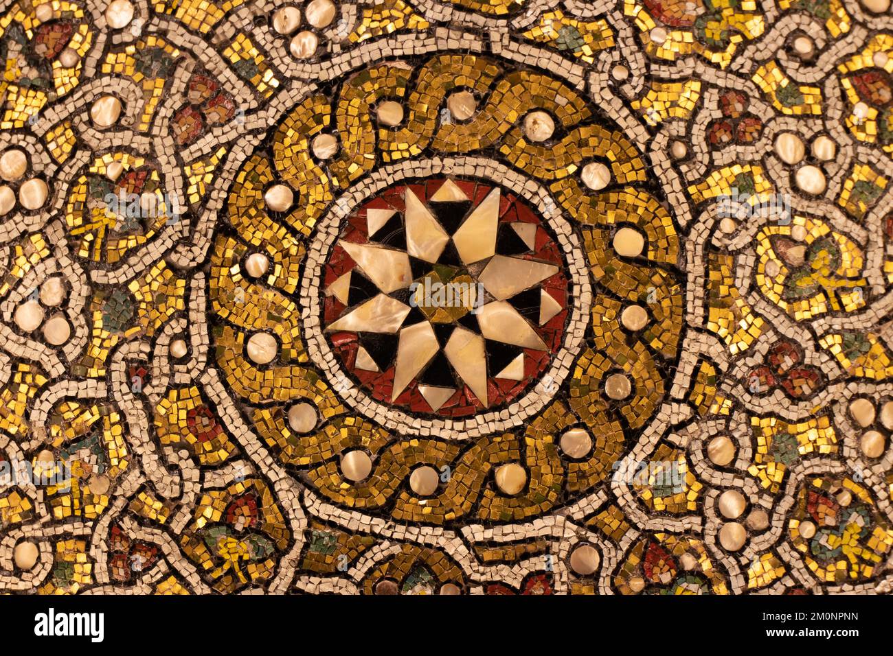 Arti medievali islamiche in edifici storici. Antichi ornamenti a mosaico della moschea di Abrahamo nella città di Hebron in Palestina. Foto Stock