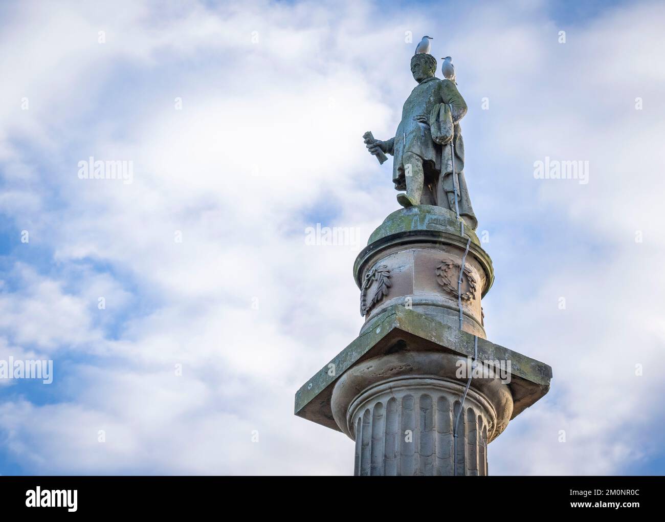 7th dicembre 2022. Coldstream, confini scozzesi. Scotland, UK Monumento di Marjoribanks Una vista di due gabbiani che si ammirano in cima al Monumento di Marjoribanks a Coldstream, ai confini scozzesi. La statua di Charles Albany Marjoribanks (1794 C – 3 dicembre 1833) è stato un politico liberale scozzese che si è seduto alla Camera dei Comuni dal 1832 al 1833. Come giovane lavorò per la East India Company a Macao e, all'età di 30 anni, divenne un freeman della città di Edimburgo.[2] alle elezioni generali del 1832 Marjoribanks fu eletto membro del Parlamento (MP) per Berwickshire in rappresentanza della Th Foto Stock