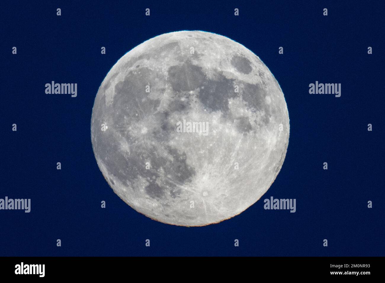 Luna piena e fredda immagini e fotografie stock ad alta