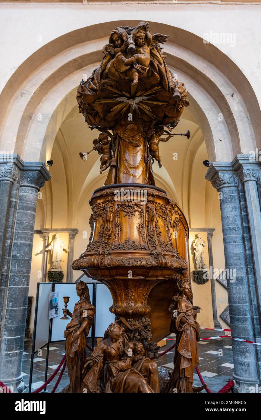 Interno del sito patrimonio mondiale dell'UNESCO Cattedrale di Tournai, Belgio, Europa Foto Stock