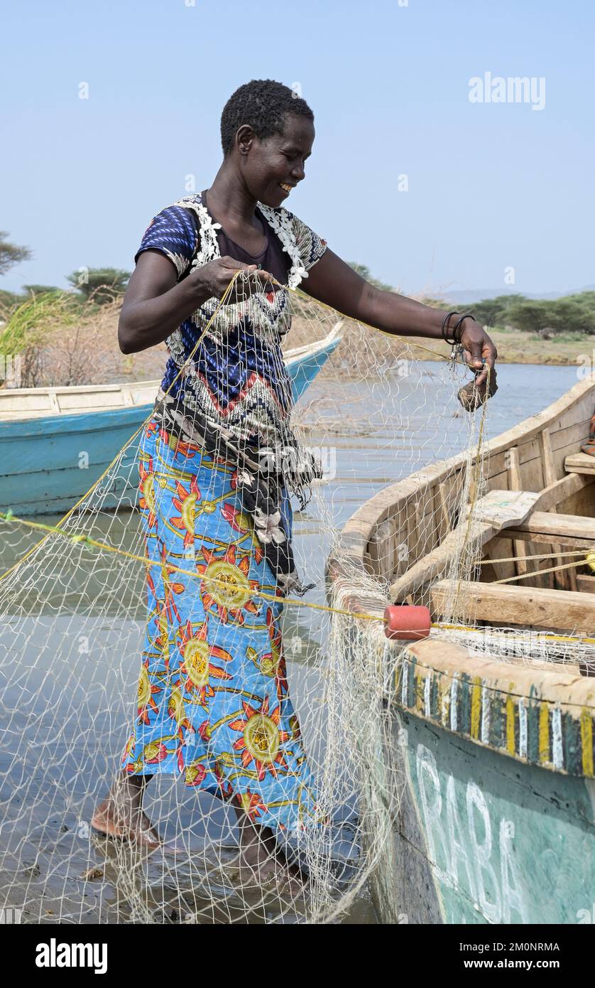 KENIA, Turkana, villaggio Anam al lago Turkana, pescatore donna con rete di pesca plastica / KENIA, Turkana, Dorf Anam sul lago Turkana, Fischerfrau mit Fischernetz aus Kunstoff Foto Stock