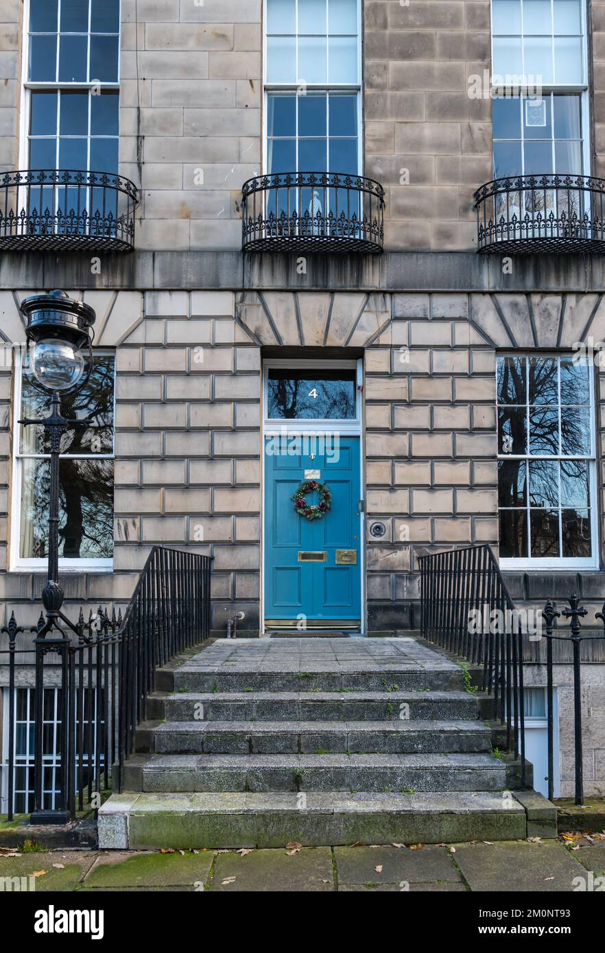 Casa georgiana porta di fronte con corona di Natale e finestre a balconata, Edinburgh New Town, Scozia, Regno Unito Foto Stock