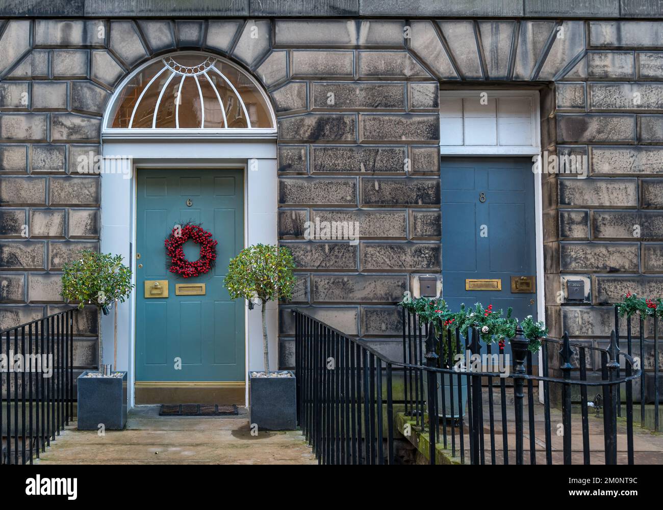 La porta d'ingresso di Georgain con la corona di Natale, Edinburgh New Town, Scotland, UK Foto Stock