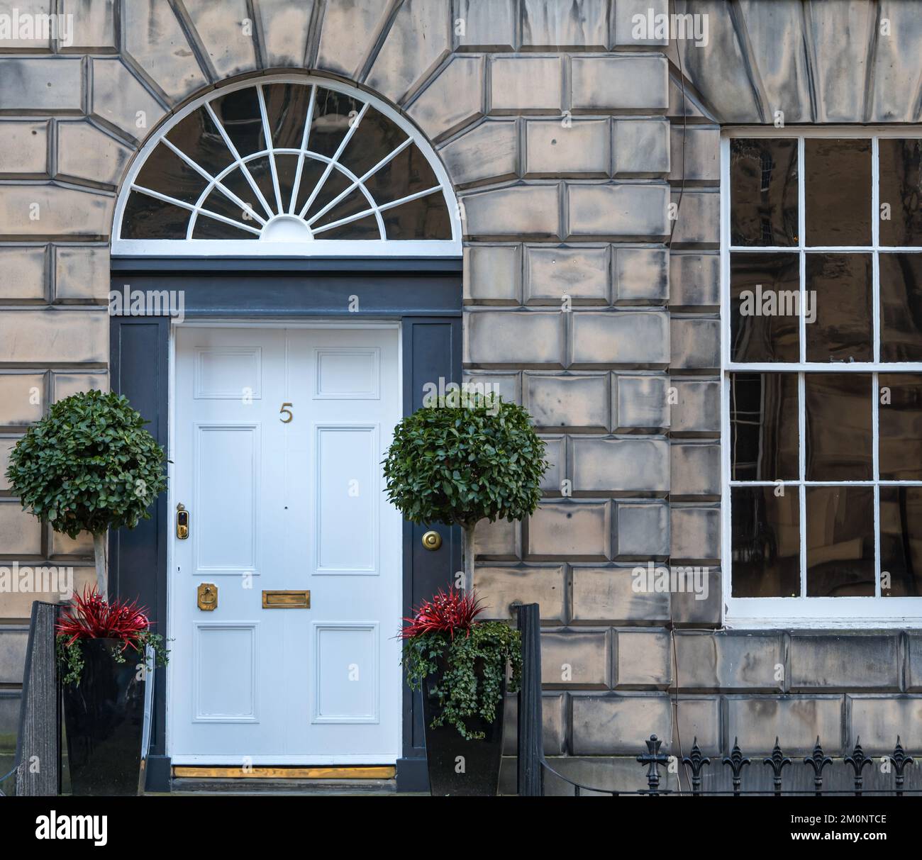 Casa georgiana porta di fronte con decorazioni natalizie, Edimburgo New Town, Scozia, Regno Unito Foto Stock