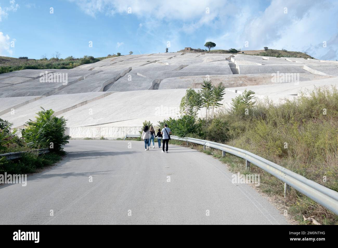 La Crack, Cretto, dell'artista Alberto Burri, ruderi di un terremoto in cemento come memoriale, Gibellina Vecchia, Sicilia Foto Stock