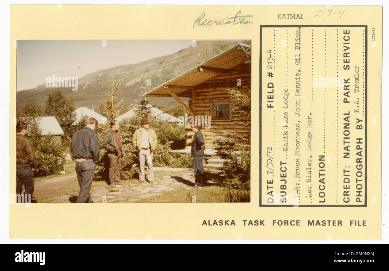 Kalik Lake Lodge L-R: Bruce Moorhead, John Dennis, Gil Blinn, Les Risley, Lodge Manager. Alaska Task Force fotografie Foto Stock Kalik Lake Lodge L-R: Bruce Moorhead, John Dennis, Gil Blinn, Les Risley, Lodge Manager. Alaska Task Force fotografie Foto Stock