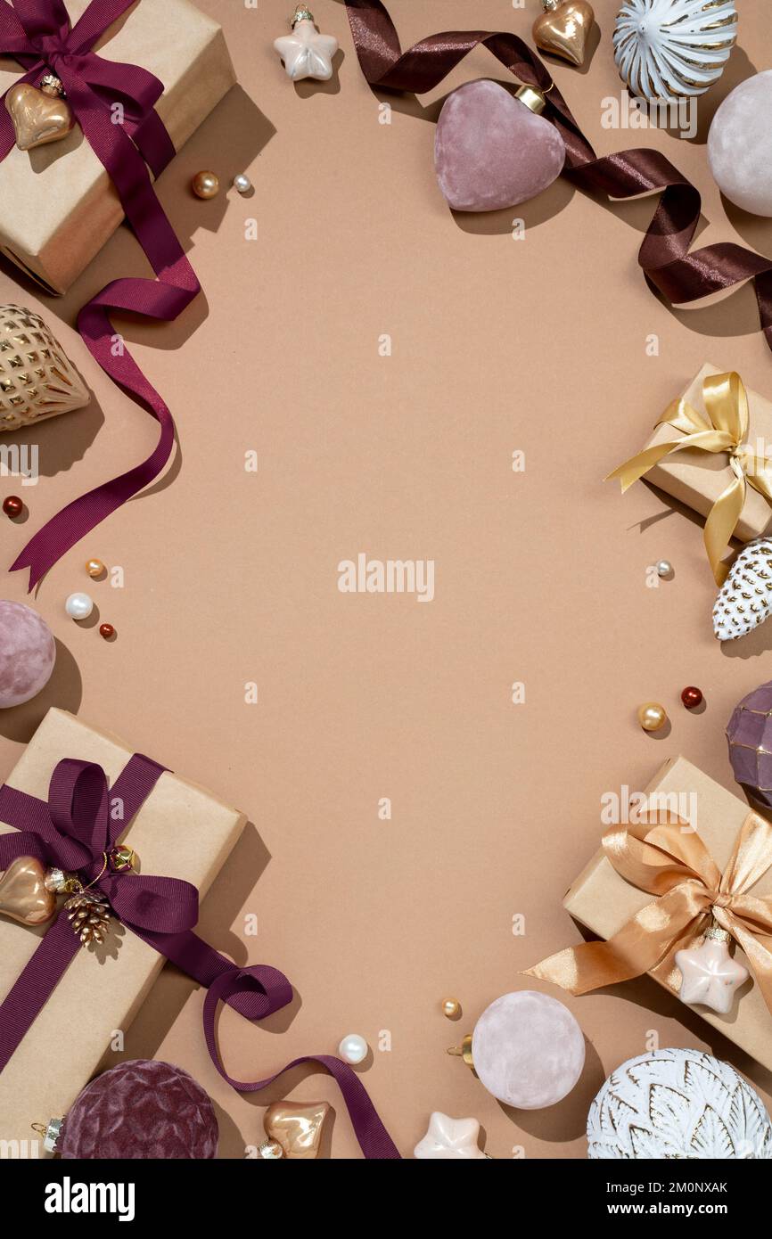 Giocattoli di decorazione di Natale e scatole regalo su sfondo beige. Buon Natale e felice anno nuovo concetto. Copiare lo spazio per il testo. Vista dall'alto Foto Stock