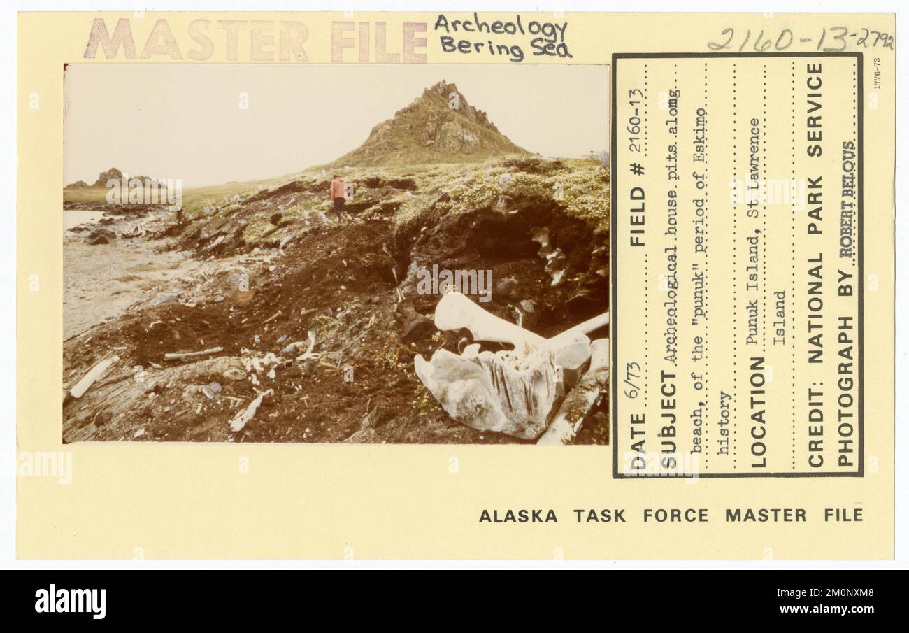 Casa archeologica si affaccia sulla spiaggia, del periodo 'punuk' della storia di Eskimo. Alaska Task Force fotografie Foto Stock