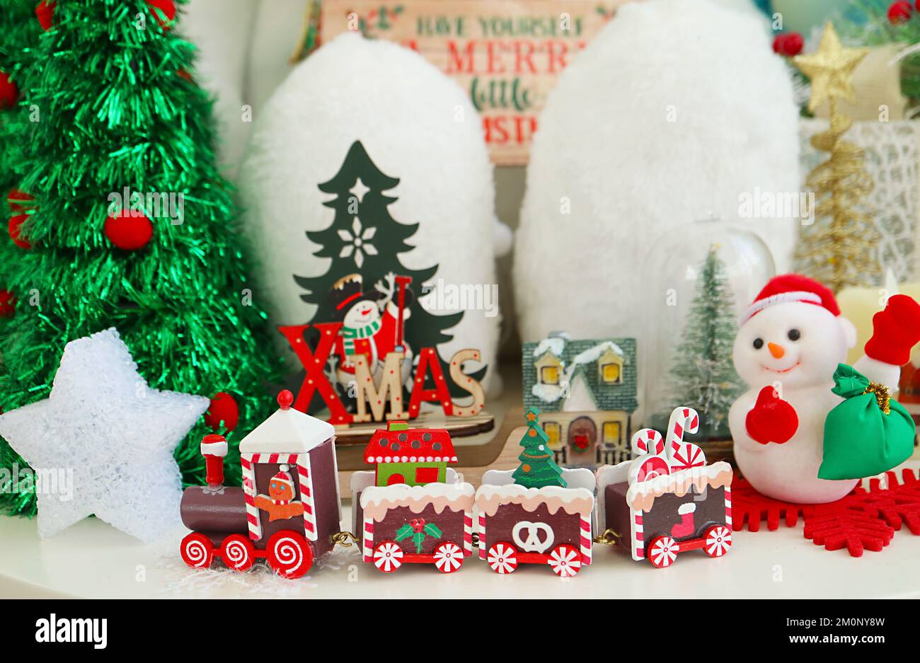 Coloratissime decorazioni natalizie con Snowman e Giocattoli di legno Foto Stock