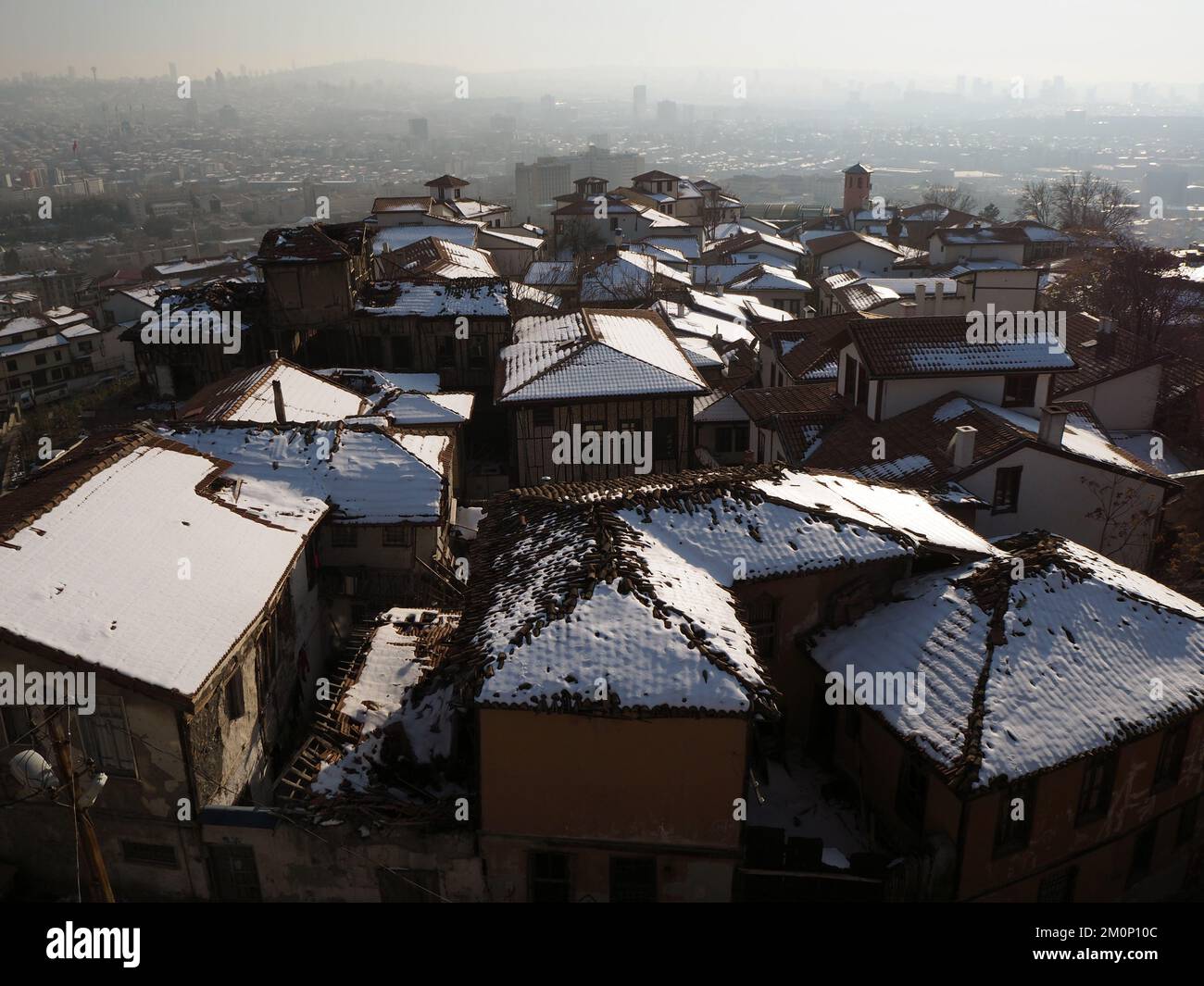 Vista sulle storiche case di Ankara con tetti innevati dal Castello di Ankara. Foto Stock