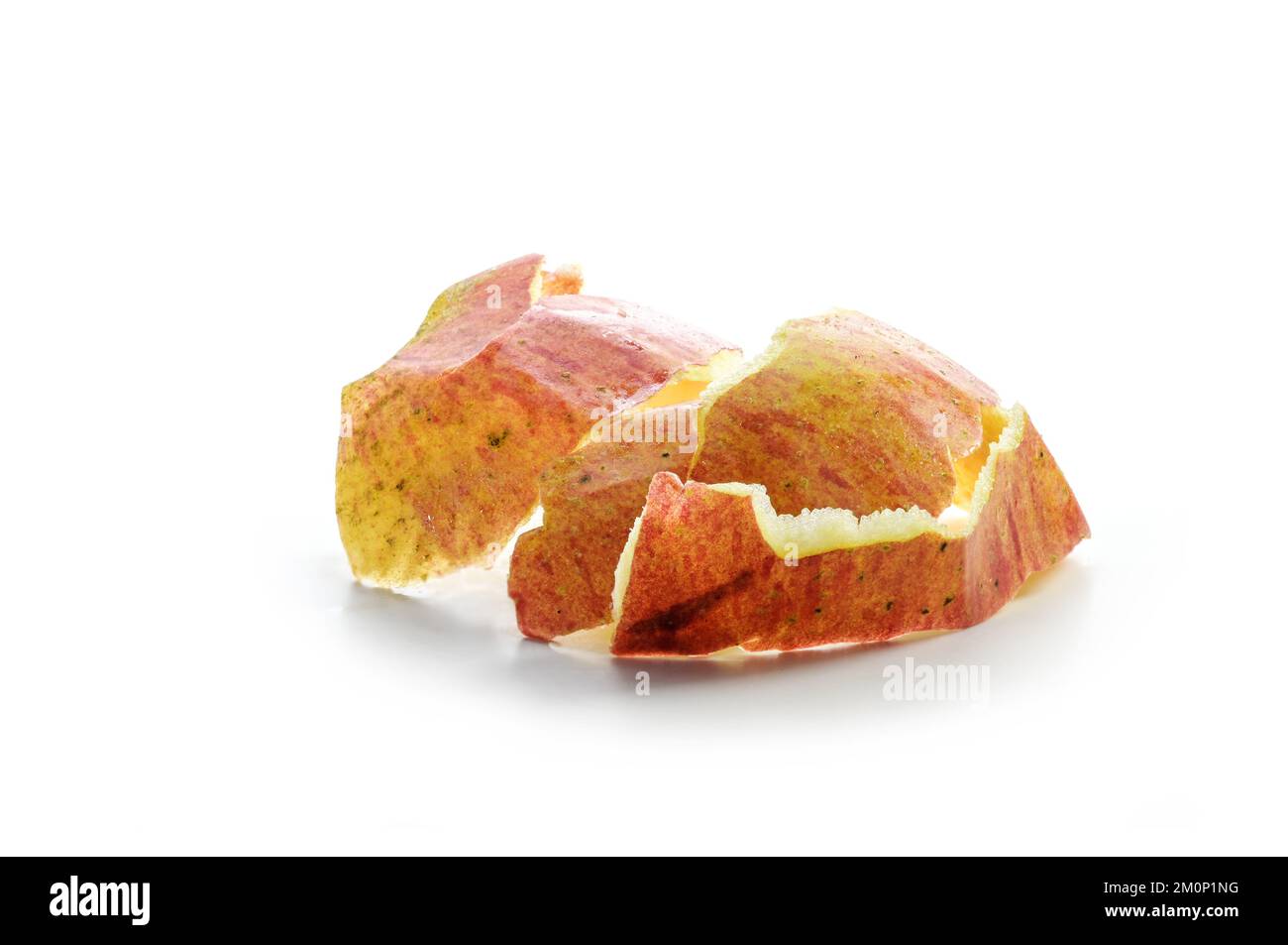 Buccia di mela rossa arancione di un frutto fresco biologico, isolato con ombra su sfondo bianco, spazio copia Foto Stock
