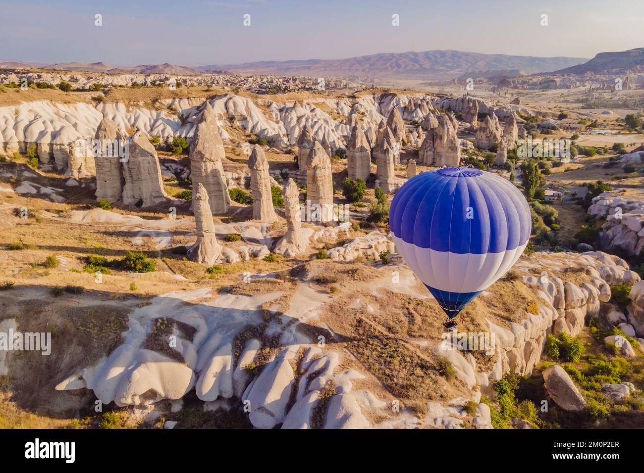 Coloratissime mongolfiere che volano nella valle dei camini delle fate a Nevsehir, Goreme, Cappadocia Turchia. Spettacolare vista panoramica del drone Foto Stock