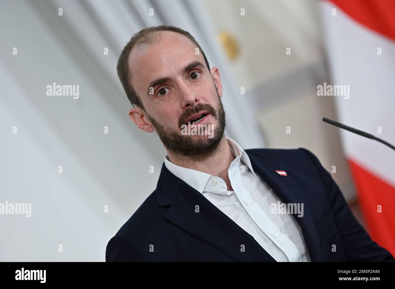 Vienna, Austria. 7th Dec, 2022. Porta davanti al Consiglio dei Ministri della Cancelleria federale con il Segretario di Stato Florian Tursky Foto Stock