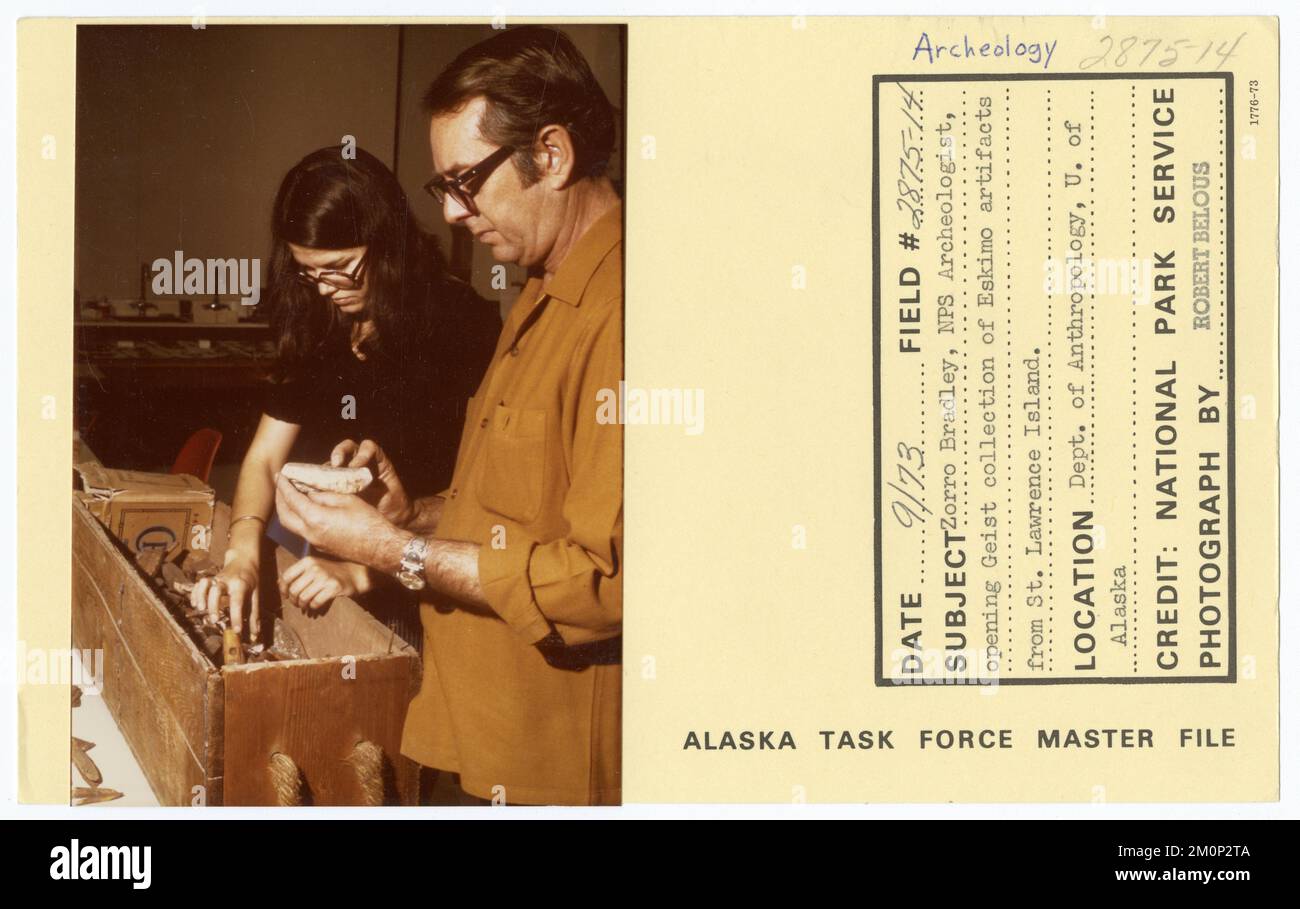 Zorro Bradley, archeologo NPS, collezione Opening Geist di manufatti Eskimo da St. Lawrence Island. Alaska Task Force fotografie Foto Stock