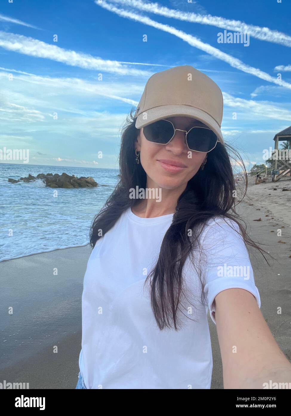Giovane bella donna che prende selfie sulla spiaggia Foto Stock