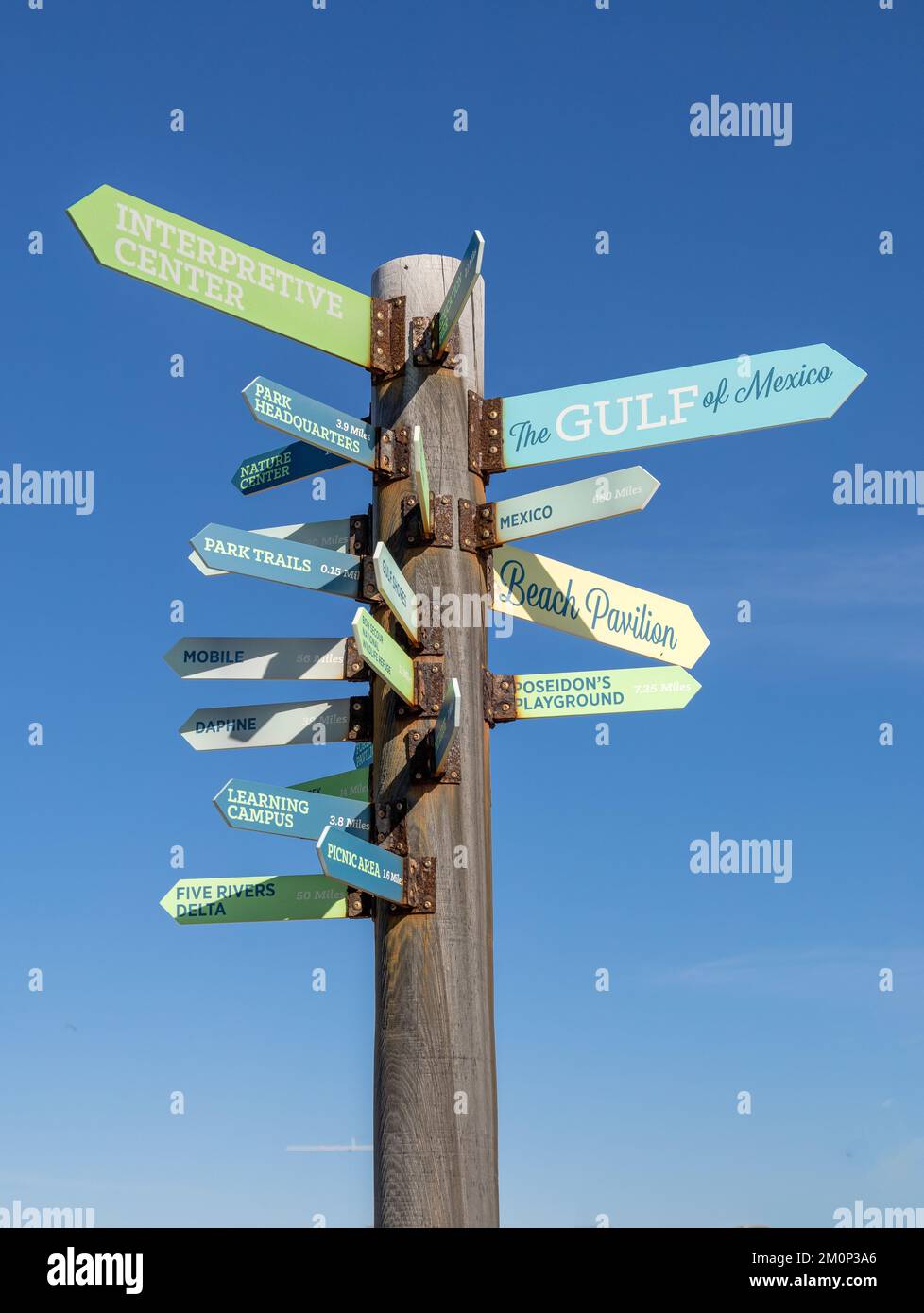 Cartelli per le attrazioni nel Gulf state Park Alabama Stati Uniti indicazioni per le aree del Parco di Stato sulle Shores del Golfo del Messico. Foto Stock