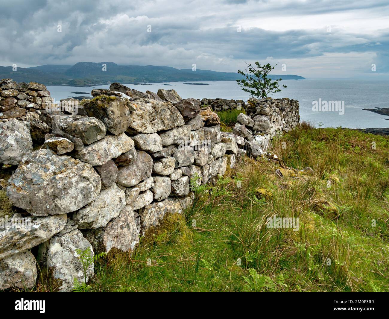 Vecchie mura di pietra coperte di lichene, Boreraig, Isola di Skye, Scozia, Regno Unito Foto Stock