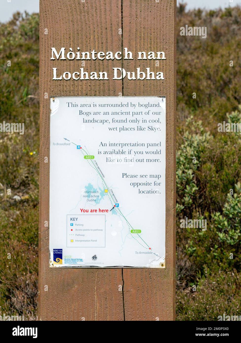 Cartello informativo Lochan Dubha, Broadford, Isola di Skye, Scozia, Regno Unito Foto Stock