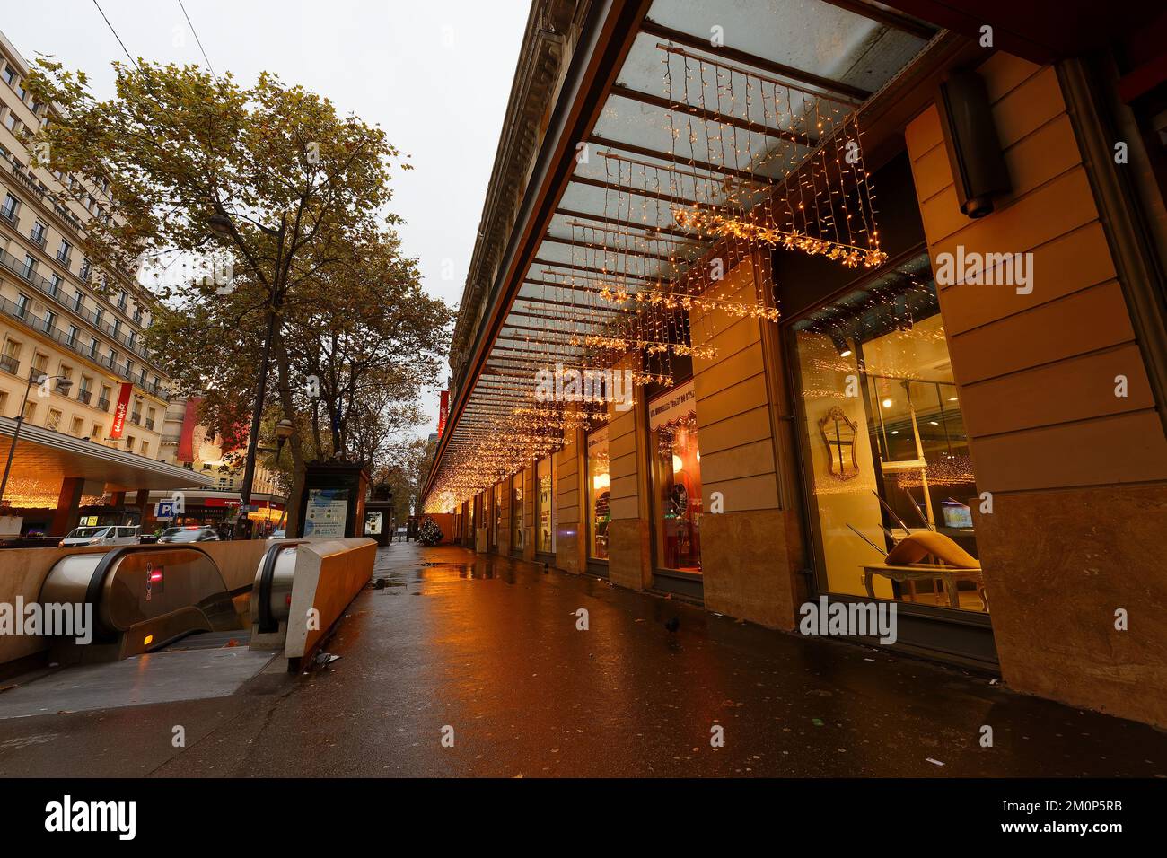 Parigi, Francia-04 dicembre 2022 : la decorazione e la vetrina natalizia nel centro commerciale Galerie Lafayette sul boulevard Haussmann a Parigi, Francia. Foto Stock