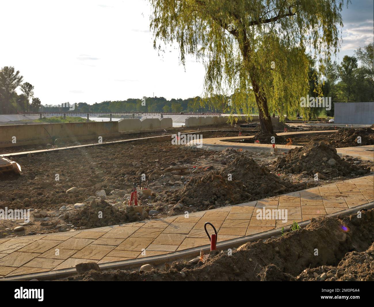 terra scavata nel parco cittadino durante lavori pubblici di posa di cavi elettrici per l'installazione di lampioni, lavori di riparazione sul terrapieno nel parco Foto Stock