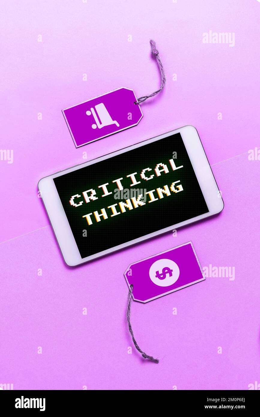 Scrittura a mano del testo pensiero critico. Concetto che significa sequenza di fasi di un progetto che richiede il tempo più lungo Foto Stock