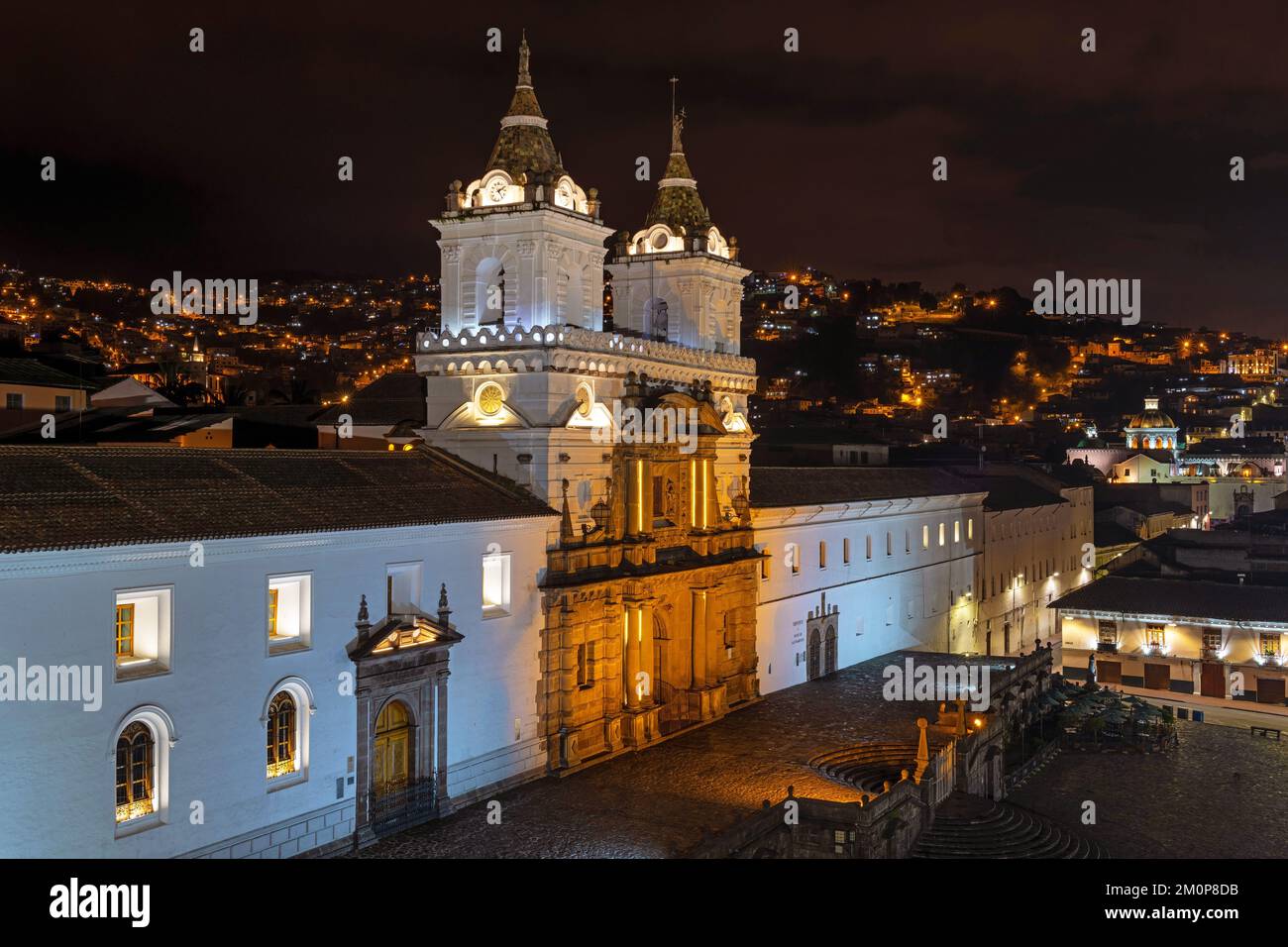 Convento di San Francisco e la facciata della chiesa di notte, Quito, Ecuador. Foto Stock