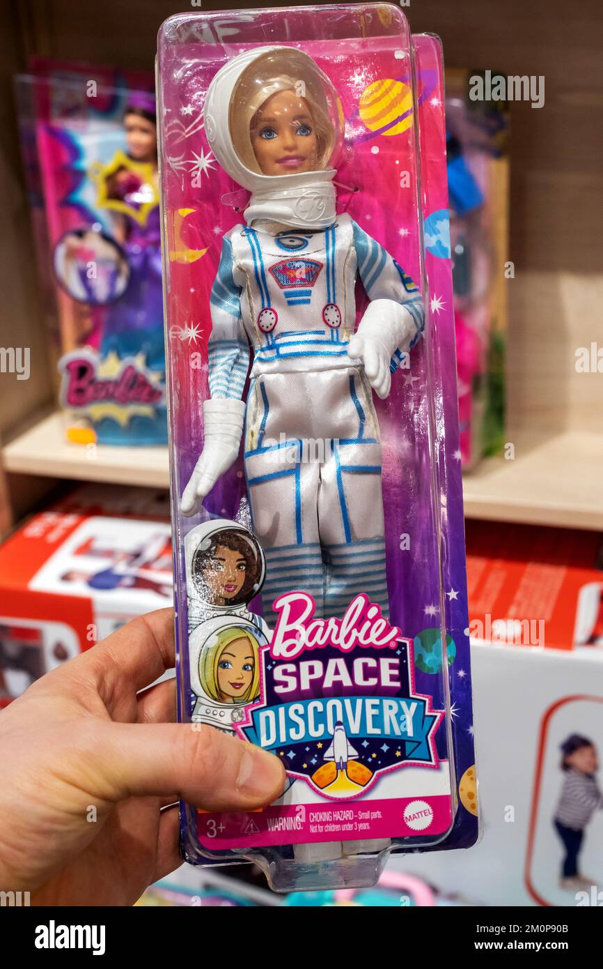 Barbie vestita da astronauta. L'acquirente sceglie una bambola in negozio. Barbie è una bambola di moda prodotta dalla ditta americana Mattel, Inc Foto Stock