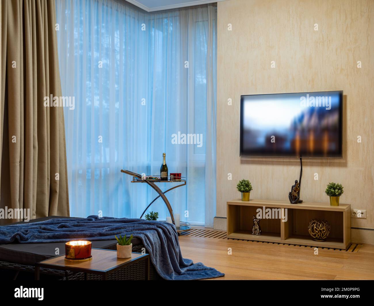 Interni moderni del soggiorno. TV a parete. Finestre panoramiche. Foto Stock