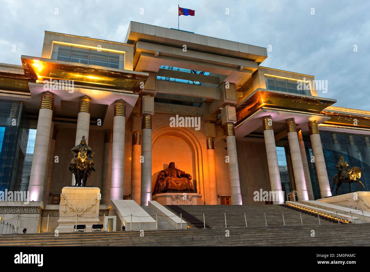 Edificio del Parlamento in Piazza Sükhbaatar con il monumento di Genghis Khan di notte, Ulaanbaatar, Mongolia Foto Stock