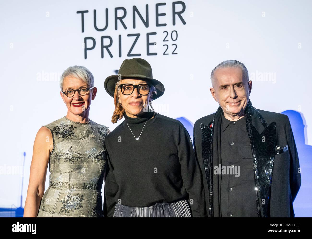 Il vincitore del Turner Prize Sculptor Veronica Ryan (centro) con il direttore della Tate Maria Balshaw (sinistra) e della Holly Johnson (destra), dopo l'annuncio del vincitore del Turner Prize alla St George's Hall di Liverpool. Data immagine: Mercoledì 7 dicembre 2022. Foto Stock