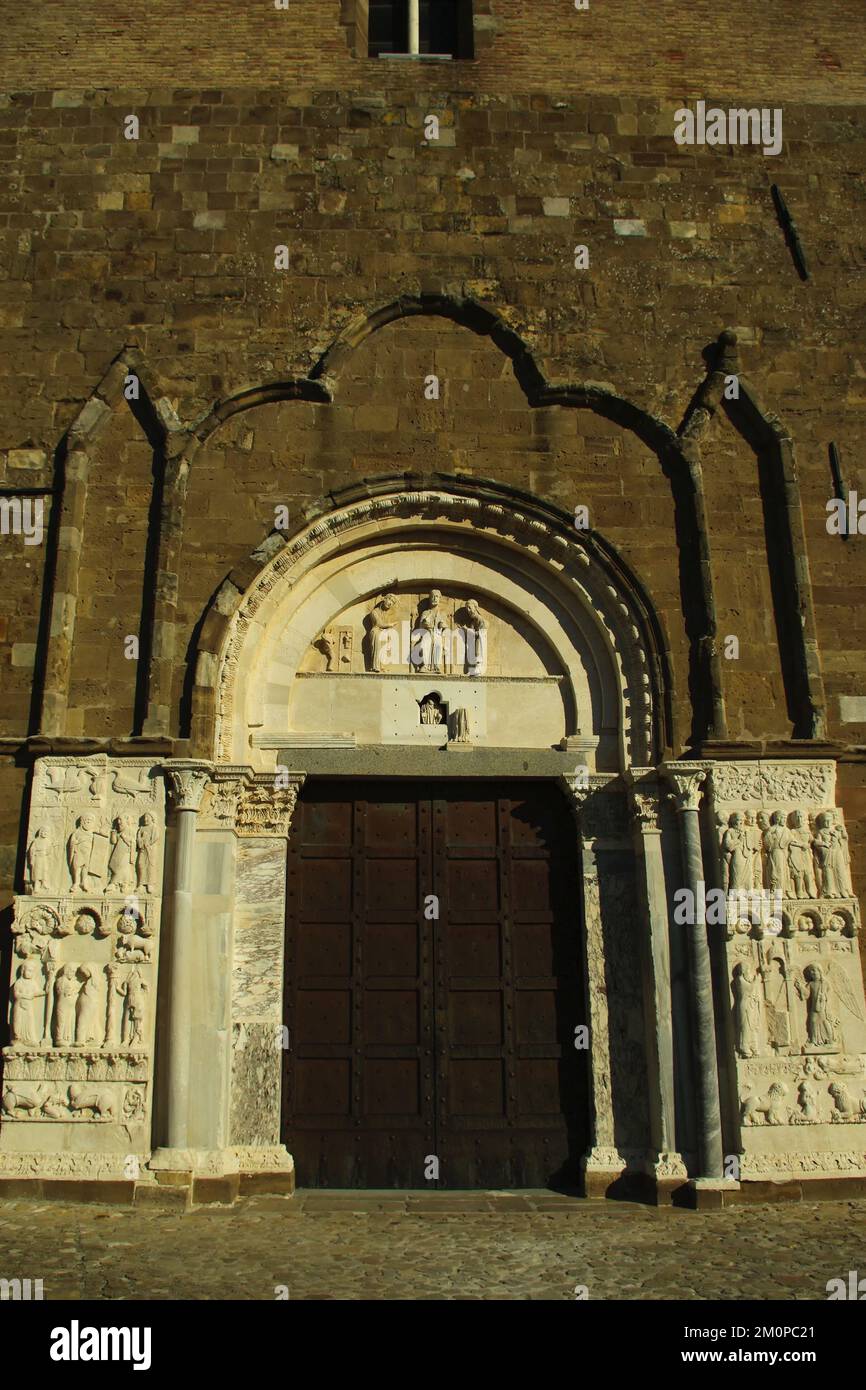 Fossacesia - Abruzzo - Abbazia di San Giovanni in Venere - il portale della Luna Foto Stock