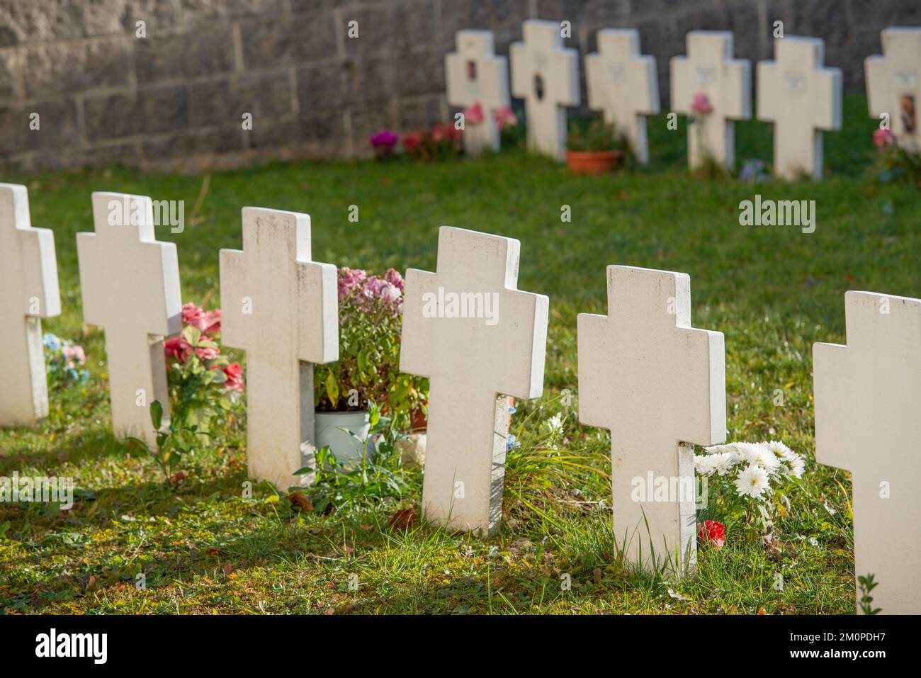 Croci di marmo nel cimitero abbandonato Foto Stock