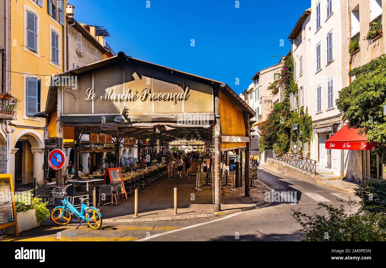 Antibes, Francia - 4 agosto 2022: Tradizionale le Marche mercato provenzale coperto, sala da pranzo e deli a Cours Massena strada nel centro storico Foto Stock