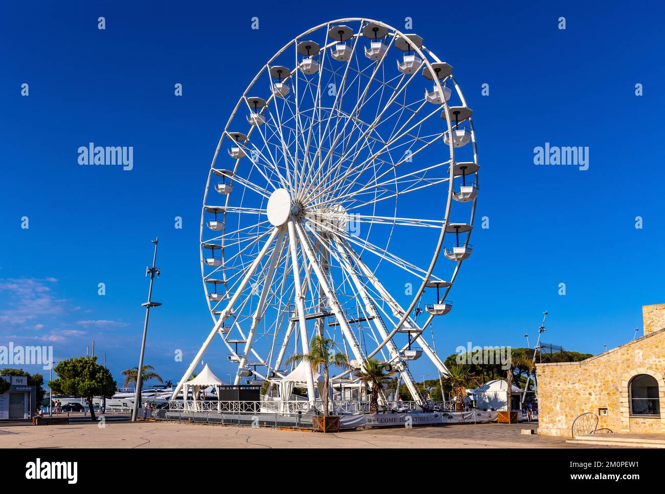 Antibes, Francia - 4 agosto 2022: Grande ruota panoramica Grande Roue all'Esplanade du Pre des Pecheurs Promenade nel porto di Vauban e porto turistico per yacht Foto Stock