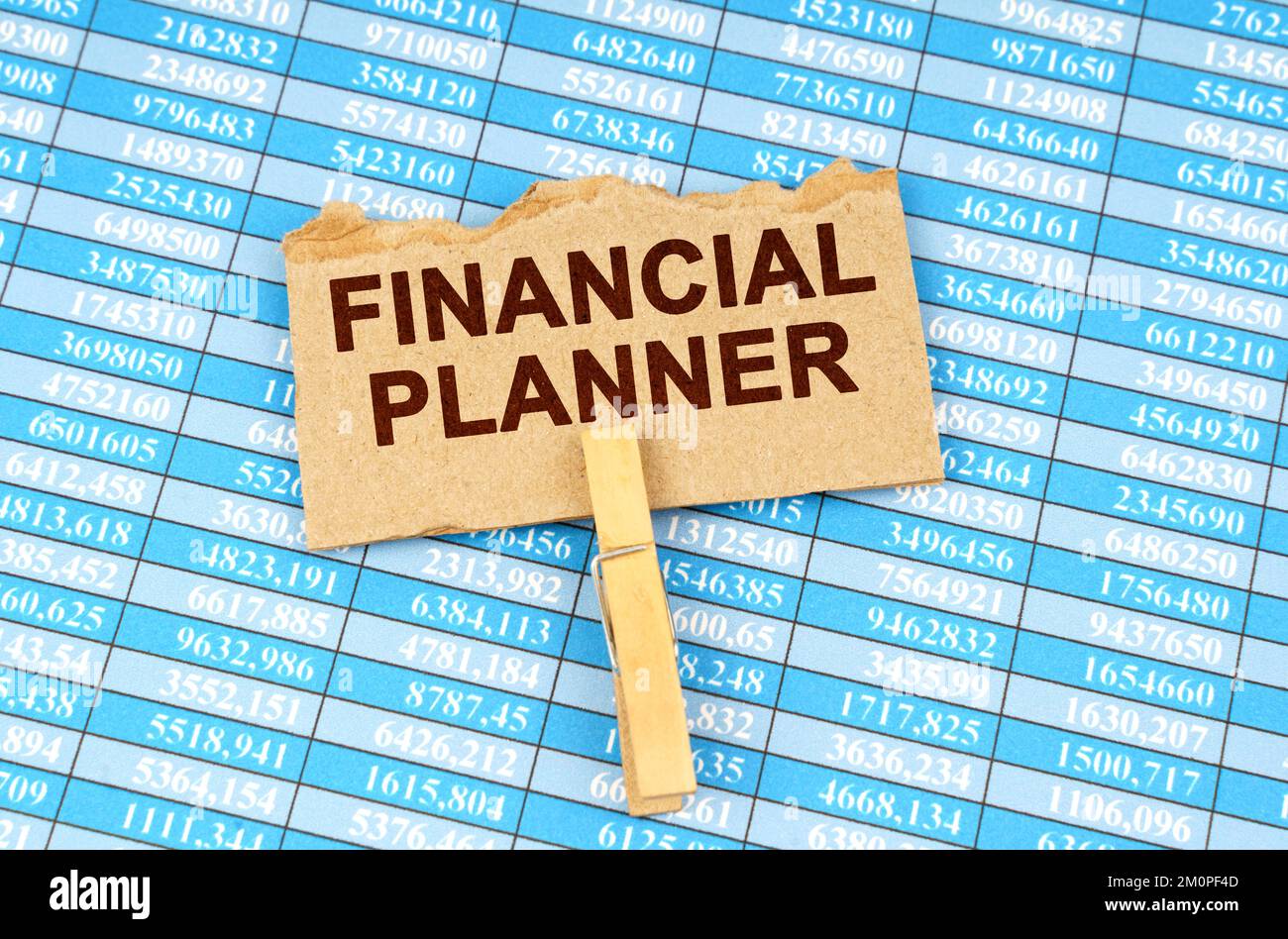 Concetto di business e finanza. Sulle tabelle finanziarie è presente un cartoncino con l'iscrizione - FINANCIAL PLANNER Foto Stock Concetto di business e finanza. Sulle tabelle finanziarie è presente un cartoncino con l'iscrizione - FINANCIAL PLANNER Foto Stock