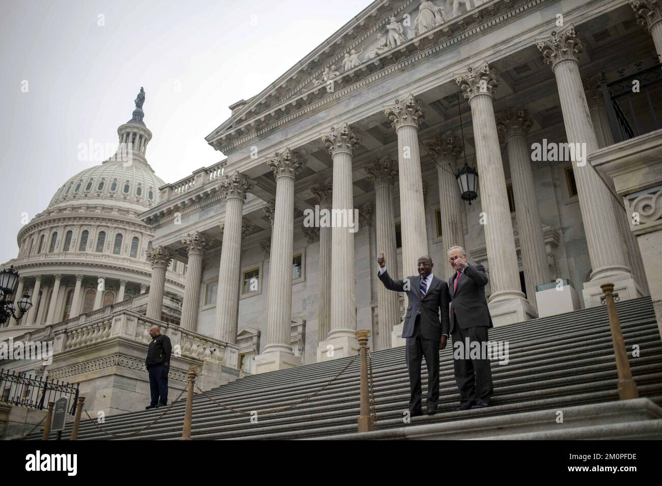 Washington, Stati Uniti. 07th Dec, 2022. Il leader della maggioranza del Senato Chuck Schumer, D-NY, saluta il Sen. Raphael Warnock, D-GA, sui gradini anteriori orientali degli Stati Uniti Campidoglio a Washington, DC Mercoledì, 7 dicembre 2022. La stretta rielezione di Warnock martedì sera contro il candidato repubblicano Herschel Walker ha dato ai democratici una maggioranza di 51-49 al Senato. Foto di Bonnie Cash/UPI Credit: UPI/Alamy Live News Foto Stock