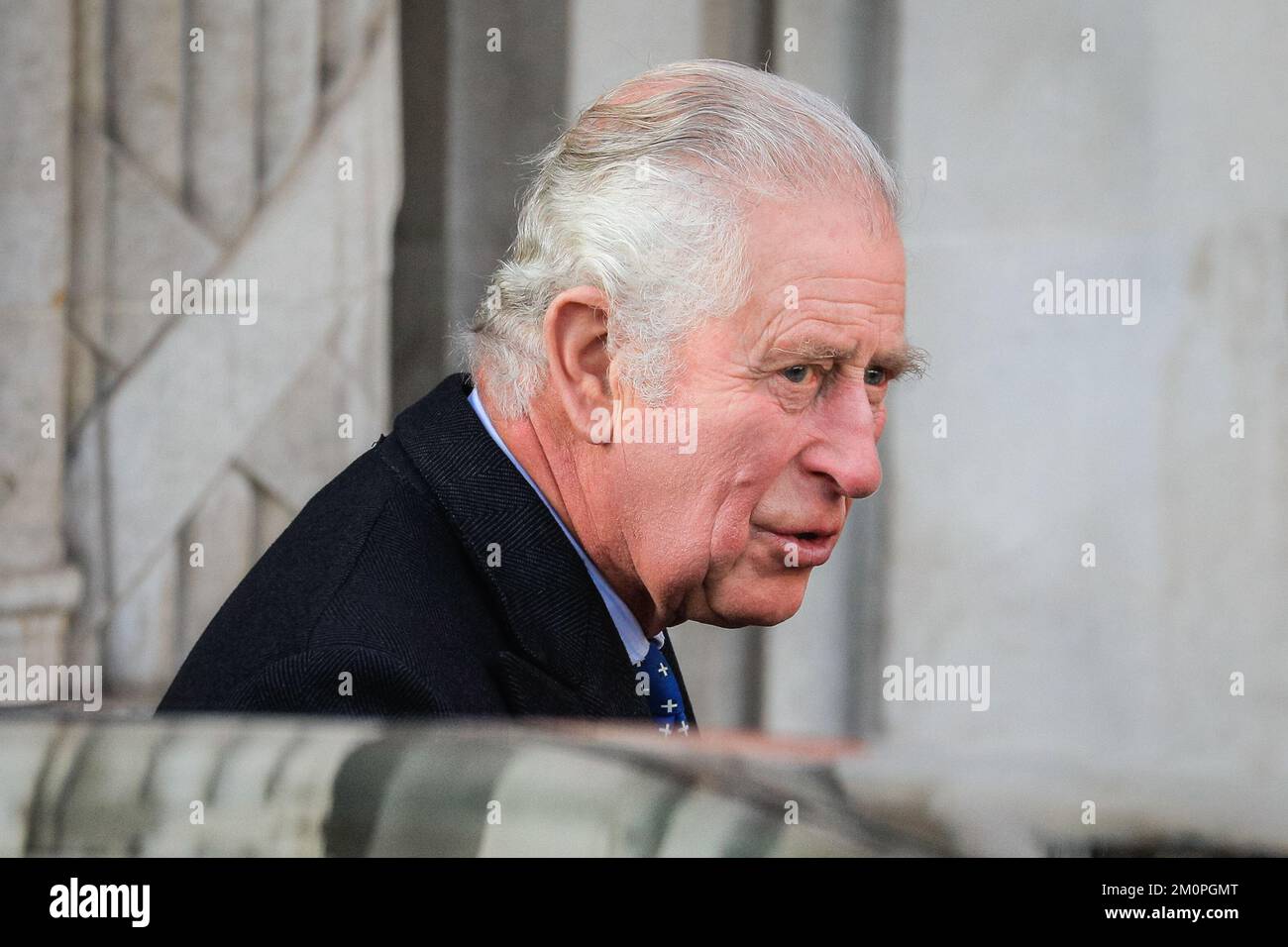 Londra, Regno Unito. 07th Dec, 2022. Sua Maestà Re Carlo III esce dalla Sala Metodista di Westminster. Ha visitato durante un impegno per il 40th° anniversario di Business in the Community (BITC). Credit: Imageplotter/Alamy Live News Foto Stock