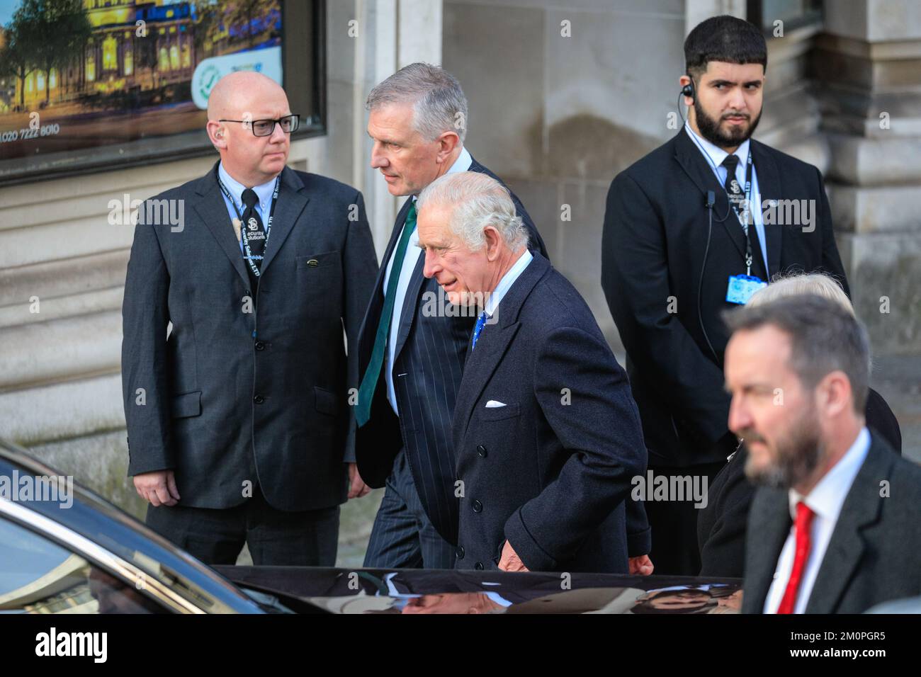 Londra, Regno Unito. 07th Dec, 2022. Sua Maestà Re Carlo III esce dalla Sala Metodista di Westminster. Ha visitato durante un impegno per il 40th° anniversario di Business in the Community (BITC). Credit: Imageplotter/Alamy Live News Foto Stock