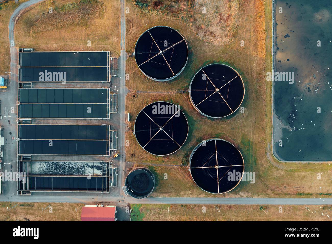 Impianto di depurazione delle acque reflue e fognarie, vista aerea dal drone. Foto Stock