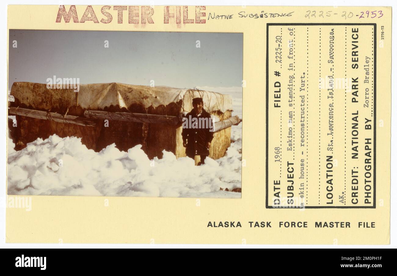 Eskimo uomo in piedi di fronte a una casa di pelle - Yurt ricostruito. Alaska Task Force fotografie Foto Stock