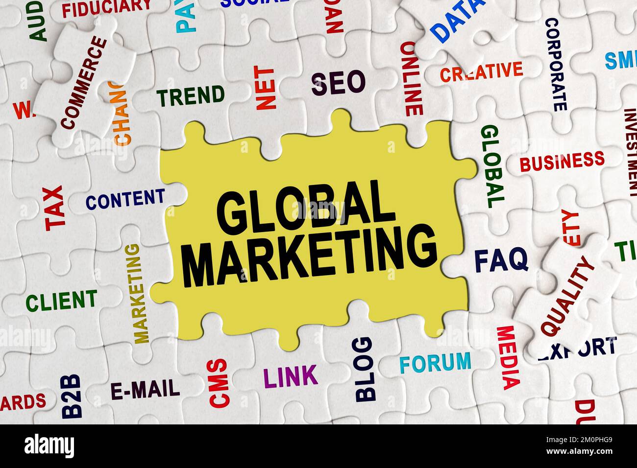 Economia e business concept. Puzzle con didascalie economiche, al centro l'iscrizione - MARKETING GLOBALE Foto Stock