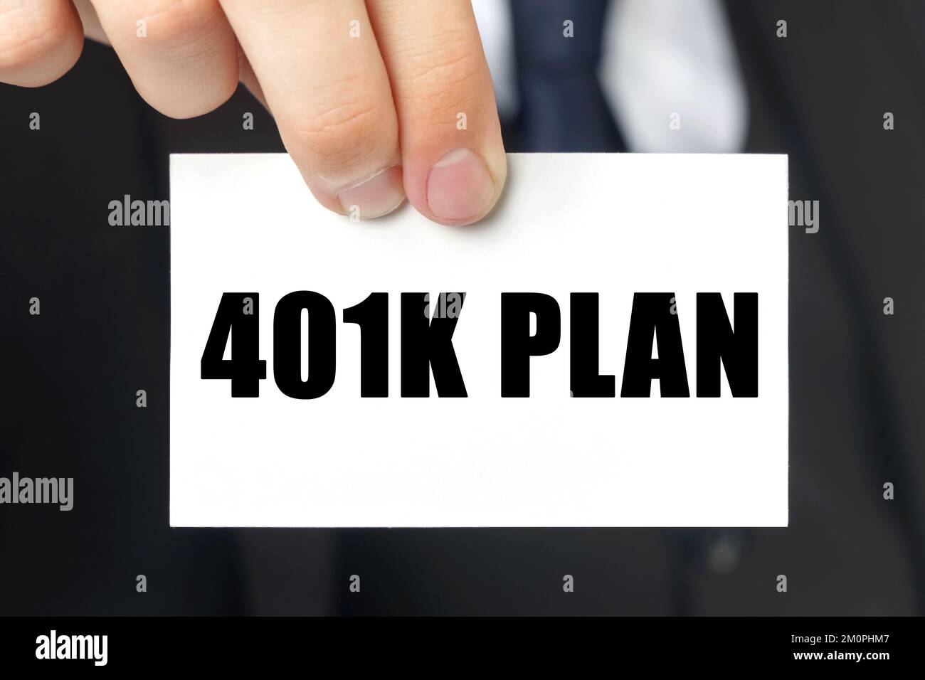 Concetto aziendale. Businessman mostra una scheda con il testo - piano 401K Foto Stock